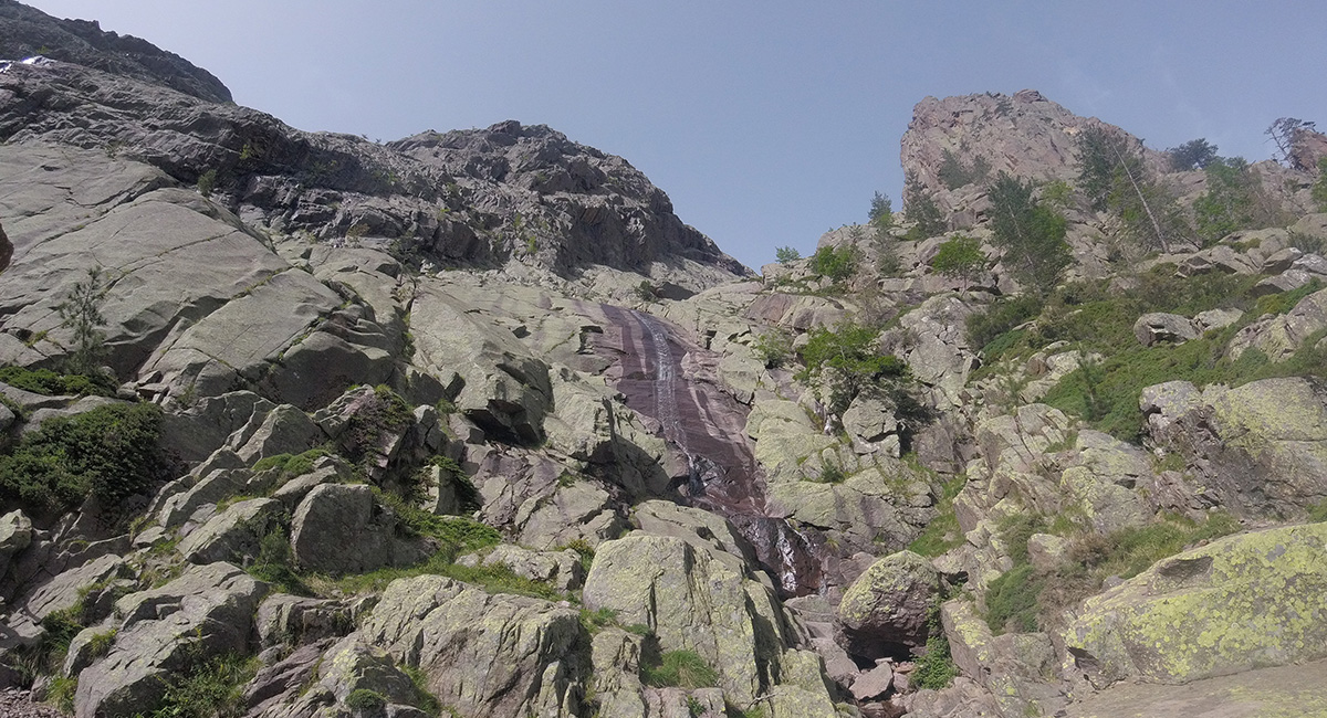 Gipfel, Felsen und Wasserfälle auf dem GR20