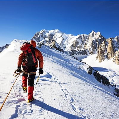 Alpinisme : comment cramponner ? Technique avec 10 pointes et piolet canne